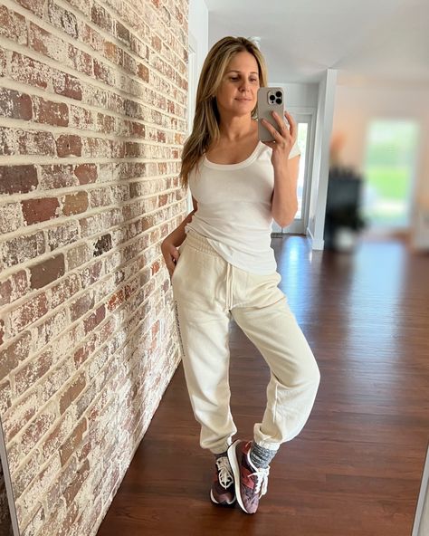 Athleisure Outfit Beige Joggers Outfit, Beige Joggers Outfit Women, New Balance 237 Outfit, Beige Joggers, Joggers Outfit Women, Slouchy Socks, New Balance 237, Athleisure Loungewear, Loungewear Outfit