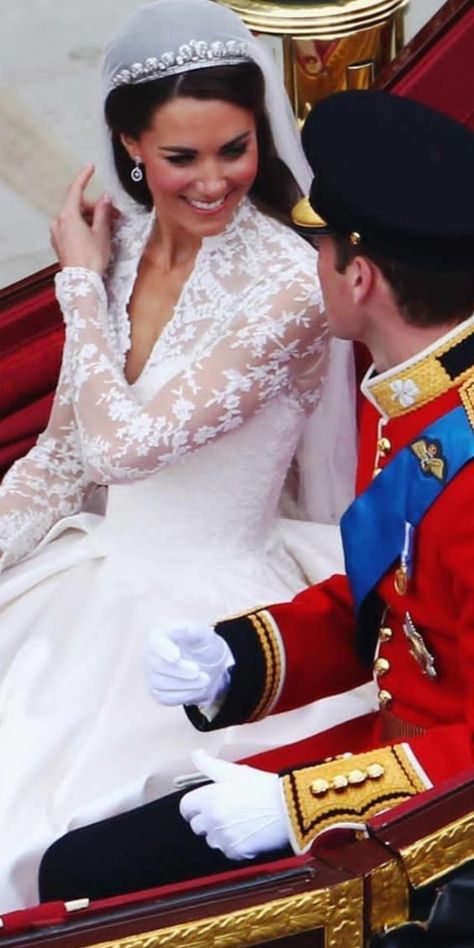 Kate Middleton wow she looked beautiful on her wedding day Royal Wedding Outfits, Ducesa Kate, Royal Wedding 2011, Kate Middleton Wedding Dress, Düşes Kate, Middleton Wedding, Princesse Kate Middleton, Looks Kate Middleton, Kate Middleton Wedding