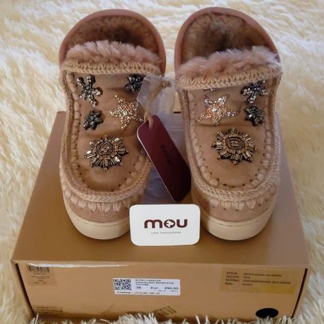 Mou Patches Eskimo Boots In Camel. Comes With Box, Tags And Extra Rhinestones. Has Tiny Water Stain As Seen In 6th Pic. Worn Once For A Couple Of Hours. Excellent Condition Mou Boots Outfit, Mou Shoes, Mou Boots, Boho Baby Girl, Chunky Shoes, Hype Shoes, Shoe Inspo, Swag Shoes, Baby Winter