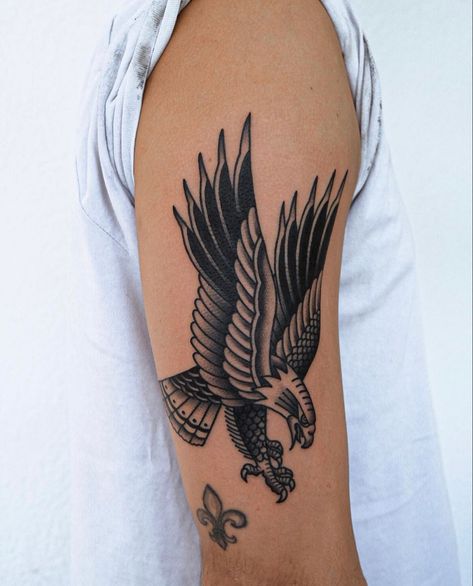 Classic Style Tattoo, Eagle Tattoo Arm, Bald Eagle Tattoos, Traditional Tattoo Man, Traditional Eagle, Traditional Eagle Tattoo, Tattoo On Thigh, Hawk Tattoo, Samurai Tattoo Design