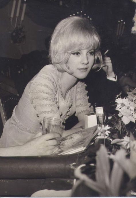 60s Actors, 60s Pictures, Bulgarian Women, Beatnik Style, 60s Icons, Vartan Sylvie, Sylvie Vartan, Francoise Hardy, Mod Girl