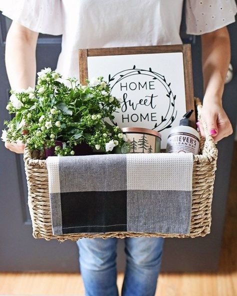 Rustic, cozy, and practical Housewarming Gift Basket idea. Easy tips for creating gift baskets, click for details! Housewarming Gift Basket, Practical Housewarming Gifts, Easter Hamper, Hamper Ideas, Housewarming Gift Baskets, Raffle Baskets, Diy Gift Baskets, Creative Diy Gifts, Navidad Diy