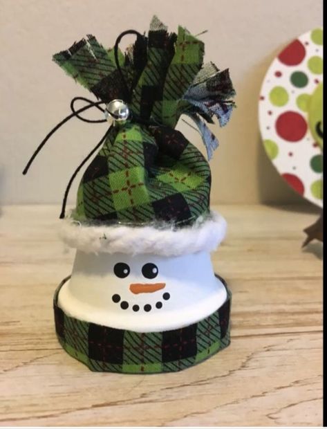 Snowman Crafts Diy, Terra Cotta Pot Crafts, Christmas Pots, Pot Crafts, Flower Pot Crafts, Handmade Christmas Crafts, Fun Christmas Crafts, Easy Christmas Crafts, Holiday Crafts Christmas