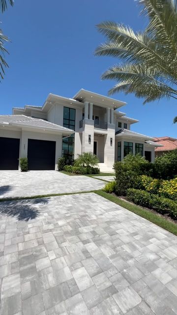 Chris and Kara Resop | Naples Florida Luxury Real Estate on Instagram: "Would you move to Naples, Florida to live in this $14,995,000 timeless mansion?  This mansion overlooking the serene Inner Doctors Bay is where elegance meets contemporary design. Situated near the prestigious Venetian Village, the home offers a waterfront lifestyle, beautiful views, and thoughtful interiors.  The flow between indoor and outdoor spaces and the expansive windows ensure that the views are visible from every corner. A boater’s dream comes true, it allows effortless water exploration.  3841 Crayton Rd, Naples, Florida 5 Beds • 6 baths • 6,031 Sq. Ft. Listed at $14,995,000 by @theresopteam   Follow to see more luxury walkthrough tours!  #luxurylistings #realestate #luxuryrealestate #naples #naplesflorida" Dream House Florida, Florida House Exterior, Houses In Florida, House In Florida, Florida Mansion, Florida Style, Naples Florida, Luxury Homes Dream Houses, Florida House