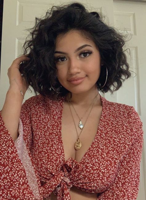 Short Hair Side Part, Curly Hair Side Part, Hairstyle Ideas For Short Hair, Cute Hairstyle Ideas, Indian Hair Cuts, Dark Curly Hair, Natural Curly Hair Cuts, Ideas For Short Hair, Cute Hairstyle