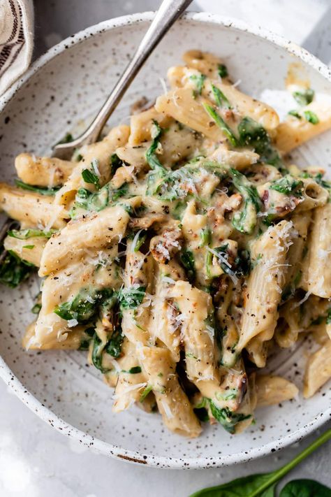 This creamy spinach pasta recipe is garlicky, lemony, and sun-dried tomatoes make it extra delish. Bonus: It's an easy 20-minute dinner! Pasta And Spinach Recipes, Creamy Spinach Pasta, Easy Chicken Cacciatore, Ww Pasta, Spinach Dish, Spinach Pasta Recipe, Roasted Broccoli And Carrots, Spinach Artichoke Pasta, Spinach Pasta Recipes