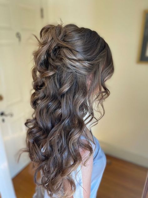 Up Do Hairstyles For Weddings Bridesmaid, Hairstyles For Weddings Curly Hair, Bride Hairstyles Half Up Half Down Braid Wedding Loose Curls, Hair Bridesmaid Half Up, Wedding Hair Curly Hair, Half Up Half Down Front View, Half Up Half Down Hair For Wedding, Brides Hairstyles Half Up Half Down, Curly Bridesmaid Hairstyles