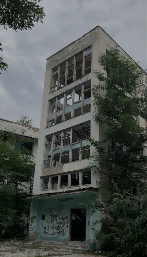 Abandoned hospital Aesthetic Post Apocalyptic, Abandon Hospital, Abandoned Places Aesthetic, Creepy Hospital, Lisa Garland, Hunting Aesthetic, Tlou Aesthetic, Environment Modeling, Atmospheric Photo