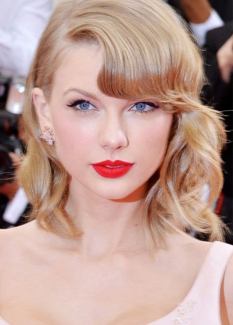 Taylor Swift stuns with a wavy bob and matte red lipstick.  You Can Do It 2. http://www.zazzle.com/posters?rf=238594074174686702 Taylor Swift Red Lipstick, Taylor Swift Eyes, Taylor Swift Makeup, Style Taylor Swift, Red Lipstick Shades, Best Red Lipstick, Swift Taylor, Bright Red Lipstick, Wear Red Lipstick