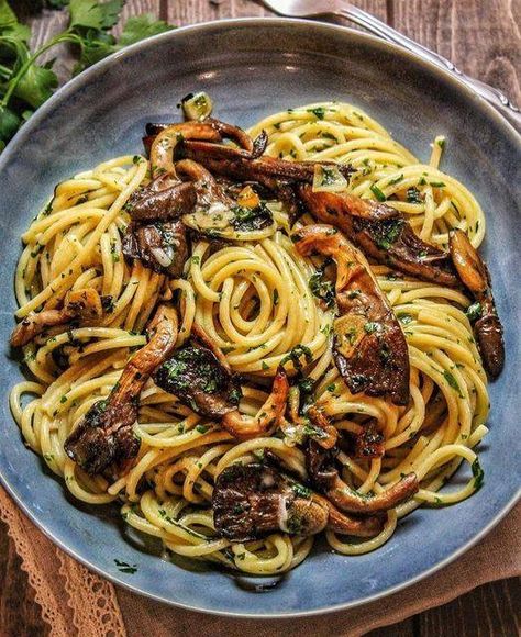 Vegan & Vegetarian Recipes | I've been doubling the recipe and baking in a 9x13 for years now | Facebook Oyster Pasta, Spaghetti Aglio Olio Recipe, Aglio E Olio, Oyster Mushroom, Fresh Oysters, Aglio Olio, Vegan Italian, Oyster Mushrooms, 15 Minute Meals