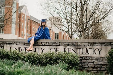 Uk Graduation, Graduation Pictures College, Graduate Photos, Cap And Gown Senior Pictures, Graduation Things, College Grad Pictures, Grad Picture Ideas, Cap And Gown Pictures, University Of Ky