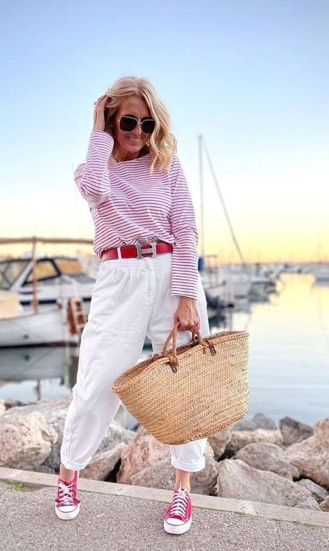 Sporty Elegant Outfit, Looks Com All Star, Capsule Wardrobe Casual, Wear Crop Top, Over 50 Womens Fashion, White Pants, Elegant Outfit, Colorful Fashion, Look Fashion