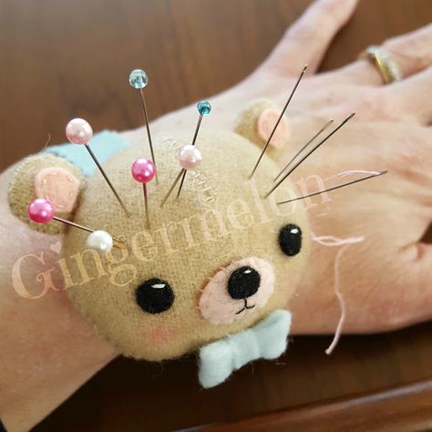 Gingermelon Dolls: Free Pattern - Cutie Bear Wrist Pincushion Gingermelon Dolls, Wrist Pincushion, Pincushion Tutorial, Felt Pincushions, Fabric Doll House, Pin Cushions Patterns, Felt Crafts Patterns, Hand Sewing Projects, Wool Projects