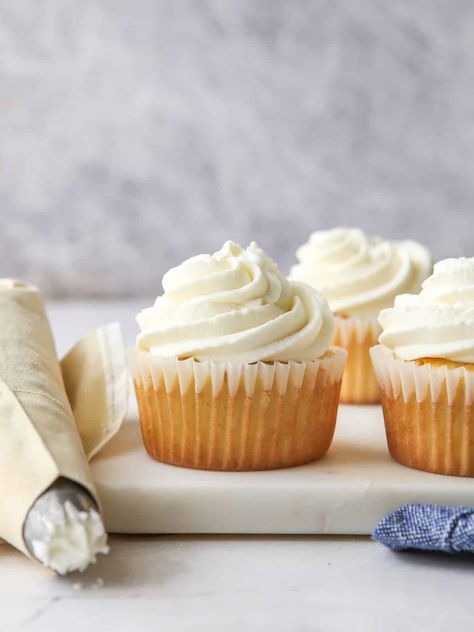 Chantilly Cream Frosting Crisco Frosting, Lemon And Coconut Cake, Elegant Cupcakes, Cake Frosting Recipe, Chantilly Cream, Dessert Spread, Icing Frosting, Cake Fillings, Cream Frosting