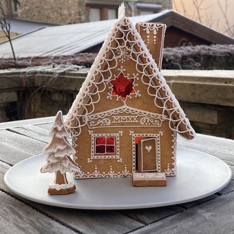 Small Gingerbread Houses, Gingerbread House Inspo, Gingerbread Designs, Christmas Cookie Boxes, Gingerbread House Ideas, Xmas Gingerbread, Cookie Boxes, Royal Icing Transfers, Cookie Connection