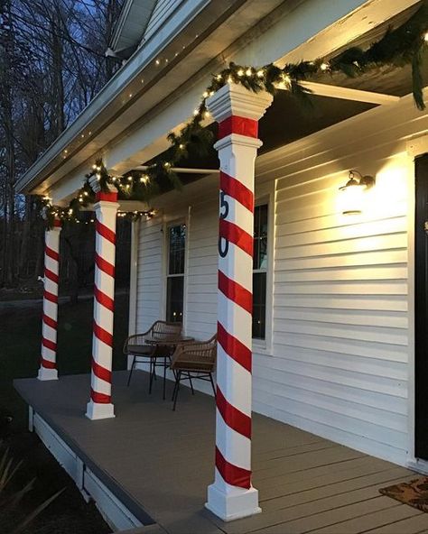 Pilar Christmas Decoration, House Column Christmas Decor, Outdoor Christmas Decorations Pillars, Outside Pillar Christmas Decor, Christmas Decor For Columns, Christmas Porch Pillar Decor, Christmas Outdoor Column Decor, Christmas Decor Columns Outside, Christmas Column Decorations Porch Ideas