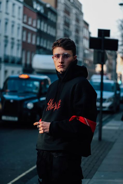 Male Portrait Poses, London Fashion Week Mens, Look Grunge, London Fashion Weeks, Portrait Photography Men, Photographie Portrait Inspiration, Men Photoshoot, Street Portrait, Men Photography