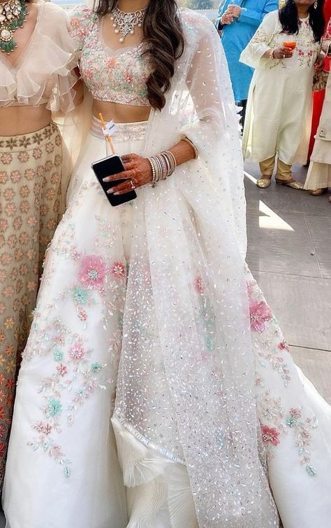 Simple Lehenga, White Lehenga, Trendy Outfits Indian, Indian Outfits Lehenga, Wedding Lehenga Designs, Lehenga Designs Simple, Traditional Indian Dress, Salwar Kamiz, Indian Dresses Traditional