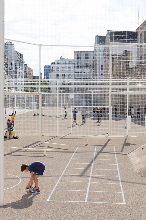 Jardins Saint-Paul - NP2F Architectes Urban Playground, Air Sport, Sport Park, Sport Court, Urban Furniture, Different Sports, Football Field, Paris Saint, Physical Education