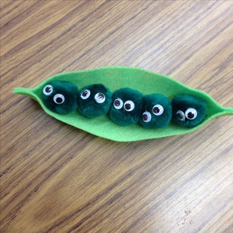 Five little peas in a pea pod pressed... Pie Craft, Storytime Crafts, Solar System Crafts, Princess And The Pea, Pea Pods, Green Peas, Craft Stuff, Library Ideas, Classroom Crafts