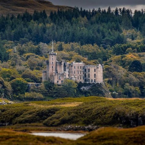 Scottish Castles | 🏰🏴󠁧󠁢󠁳󠁣󠁴󠁿’s Instagram photo: “Presents➖ Dunvegan Castle, Scotland . Dunvegan is the oldest continuously inhabited castle in Scotland. The castle is built on an elevated…” Dunvegan Castle, Europe Castles, Flower Of Scotland, Castles Of The World, Stone Circle, Ghost Of You, Castle Scotland, Castles In Scotland, Around The World In 80 Days