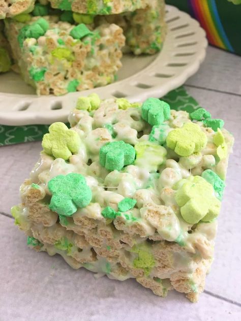 Clover Bars are Perfect for St. Patrick’s Day via @lifewithheidi St Patricks Food, St Patrick Day Snacks, Sant Patrick, Oreo Treats, Fete Saint Patrick, St Patrick Day Treats, Lucky Charms Marshmallows, Authentic Mexican Recipes, Tiramisu Dessert