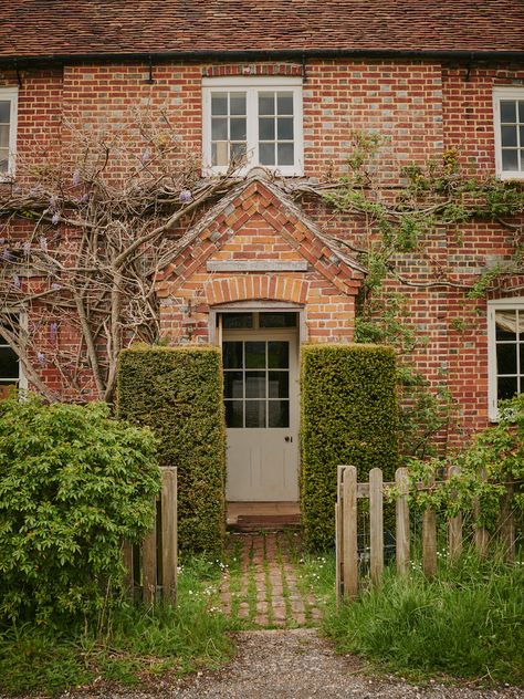 British Cottage Interior, Max Rollitt, British Homes, British Cottage, British Home, Cottage Exterior, Farm Cottage, Cottage Interior, English Cottage Style