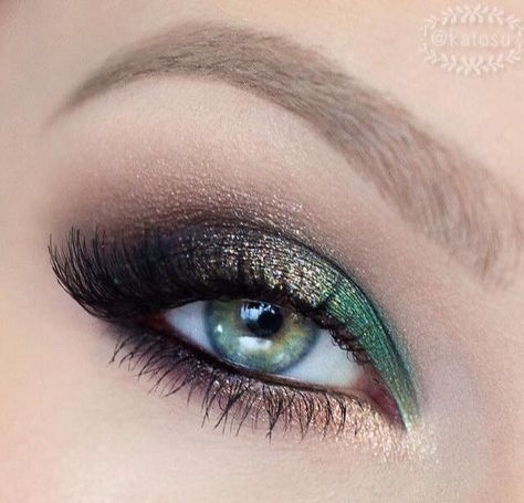 Pretty Green And Gold Smokey Eye, Green Glitter Eye Makeup, Matte Make Up, Gold Eye Makeup, Date Night Makeup, Casual Makeup, Work Makeup, Magical Makeup, Formal Makeup