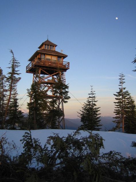 Warner Mountain Fire lookout, Oregon Location: Willamette National Forest Availability: November to May Cost: $65/night Fire Watch, Fire Lookout, Fire Tower, Tree House Plans, Lookout Tower, Tower House, Park Ranger, Watch Tower, Forest Fire