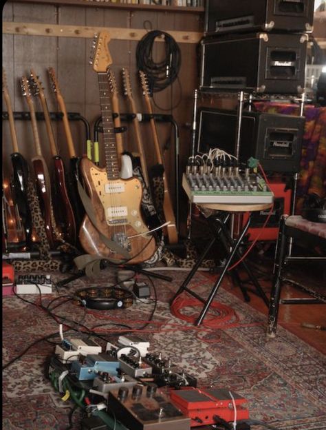 Guitar Studio, Home Music Rooms, Recording Studio Design, Guitar Room, Home Studio Setup, Music Studio Room, Deco Studio, Home Recording Studio, Pedal Board