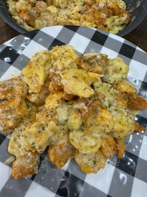 Roast Dinner Recipes, Tortellini Alfredo, Chicken Wing Recipes Fried, Buffalo Chicken Pasta, Chicken Tortellini, Chicken Breast Recipes Easy, Tortellini Recipes, Chicken Pasta Bake, Homemade Alfredo Sauce