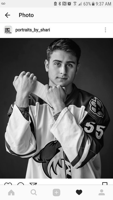 Hockey Team Photo Ideas, Hockey Photography Poses, Hockey Senior Picture Ideas, Hockey Photoshoot Ideas, Hockey Pictures Ideas, Hockey Senior Pictures Boys, Hockey Senior Photos, Hockey Photos, Hockey Poses