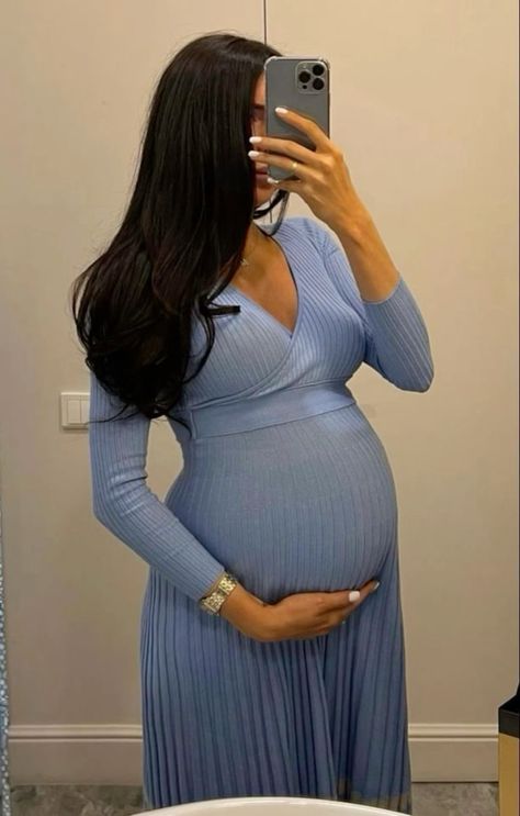 Pregnant Mom Outfits, Pretty Pregnant Outfits, Modest Pregnancy Outfits, Beautiful Pregnant Women, Prego Outfits, Cute Maternity Dresses, Pretty Pregnant, Maternity Chic, Mommy Outfits