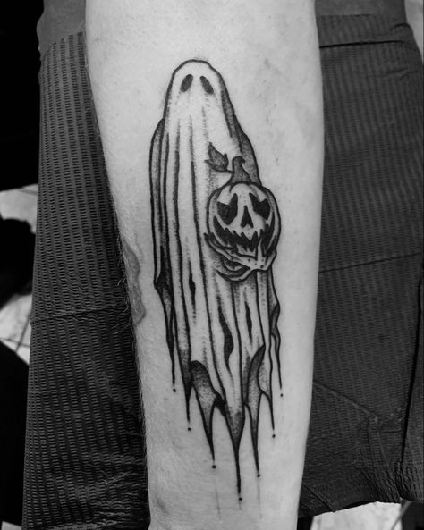 Spooky Halloween ghost and pumpkin tattoo Herren Hand Tattoos, Cute Halloween Tattoos, Pumpkin Tattoo, Ghost Tattoo, Scary Tattoos, Tattoo Hand, Inspiration Tattoo, Tattoos Geometric, Creepy Tattoos