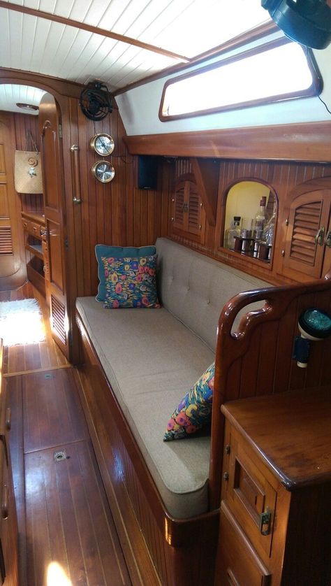 Saloon stb Wood Boat Interior, Yacht Decor Boat Interior, Sailboat Life, Canal Boat Interior, Boat Table, Liveaboard Boats, Boat Interior Design, Boat House Interior, Sailboat Interior