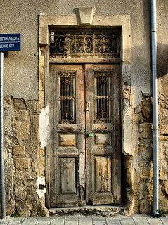 Old Door Decor, Rustic Wood Doors, Welcome Signs Front Door, Old Wooden Doors, Ivy House, Vintage Doors, Wooden Door Design, Rustic Doors, Antique Doors