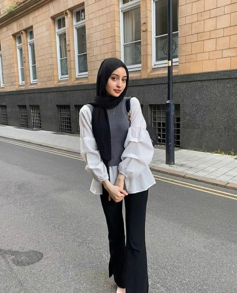 Flared Jeans Hijab Outfit, Sixth Form Outfits Smart Hijabi, Hijabi Sixth Form Outfits, Hijabi Photography, Form Outfits, Sixth Form Outfits, Flare Jeans Outfit, Black Flare Jeans, Hijabi Fits