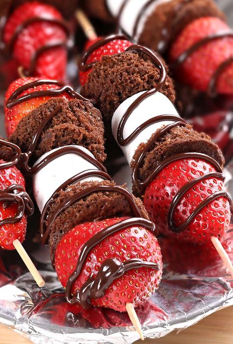 Brownie And Strawberry Skewers, Strawberry Brownie Bites, Strawberry Brownie Skewers, Strawberry Shortcake On A Stick, Fruit And Donut Kabobs, Chocolate Covered Strawberries Skewers, Strawberry Kebabs Skewers, Cute Fruit Skewers, Unique Kabob Ideas