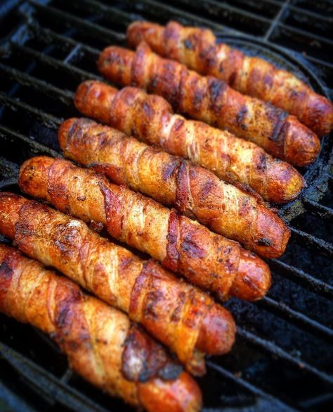 Char-Griller on Instagram: “These bacon-wrapped hot-dogs have our mouths watering! What would you top these dogs with? ⁠ ⁠ 📷 by @qbelliesbbq: Bacon wrapped hot dogs -…” Grilled Cheese Hot Dog, Bacon Wrapped Hotdogs, Wrapped Hot Dogs, Camp Food, Hot Dog Recipes, Superbowl Party Food, Dog Recipes, Superbowl Party, Camping Food