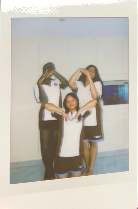 Funny Polaroid Pictures Ideas, Polaroid Pictures Selfies, Insta Photo Ideas Trio, Trio Polaroid Pictures, Trio Pic Ideas Aesthetic, Cute Polaroid Pictures With Friends, Polaroid Poses Friends, Cool Polaroid Pictures Ideas, Aesthetic Polaroid Pictures Ideas