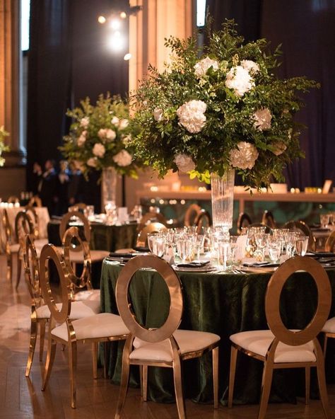 Gold Chair Wedding Reception, Emerald Green Wedding Table Centerpieces, Emerald Green Wedding Reception Decor, Wedding Monaco, Gold Reception Decor, Gold Wedding Chairs, Champagne Wedding Themes, Luxury Wedding Reception, Emerald Green Wedding Theme