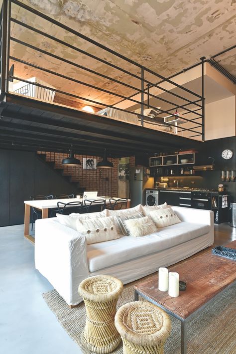 https://www.infobae.com/parati/deco/2017/12/01/un-departamento-de-un-planta-convertido-en-un-loft-estilo-industrial/ Loft Minimalista, Industrial Loft Design, Modern Luxury Living Room, Industrial Design Style, Industrial Home Design, Tiny House Loft, Luxury Living Room Design, Loft Design, Tiny Apartment