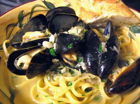 Have you ever had a dish where, at the end of the meal you're more than a little tempted to tip your plate up and drink the sauce?  I did last night.  The broth that's made from the wine, butter, a... Mussels Recipe White Wine Garlic, Mussels Recipe White Wine, Garlic White Wine Sauce, Seafood Medley, Steamed Mussels, Mussels Recipe, Frozen Seafood, White Wine Sauce, Garlic Pasta