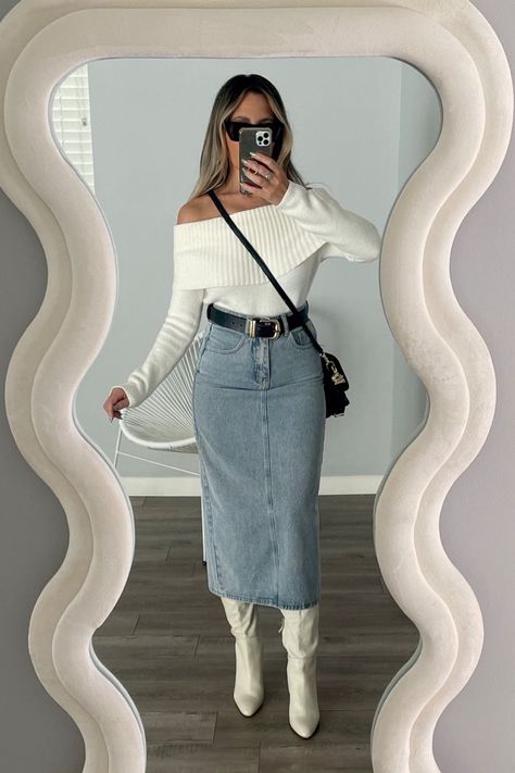 Skirt Jeans Outfit Winter, Long Jean Skirt With Sweater, Maxi Skirt For Winter, Sweater With Denim Skirt, Denim Skirt In Winter, Maxi Denim Skirt Outfit Winter, Denim Skirt Outfit Party, Denim Long Skirt Outfit Ideas, Denim Maxi Skirt Outfit Fall