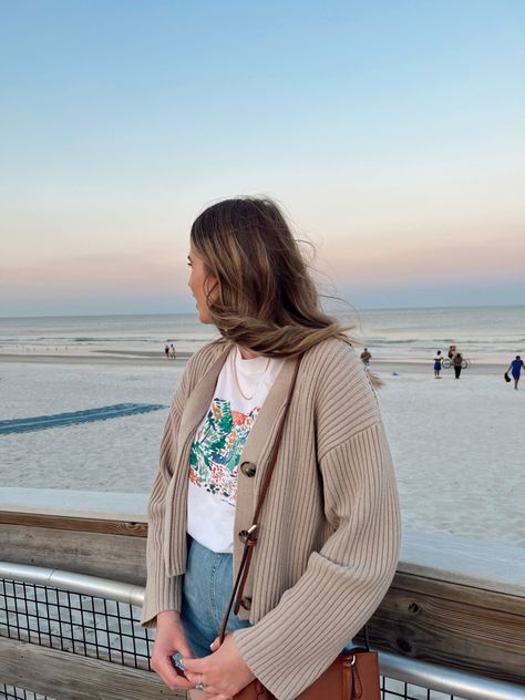 Graphic Tee Outfit With Cardigan, Beach Cardigan Outfit, Oversized Cropped Cardigan, Graphic Tee And Cardigan Outfit, Shorts And Cardigan Outfit Summer, Cropped Graphic Tee Outfit, Shorts And Cardigan Outfit, Graphic Tee And Cardigan, Summer Cardigan Outfit