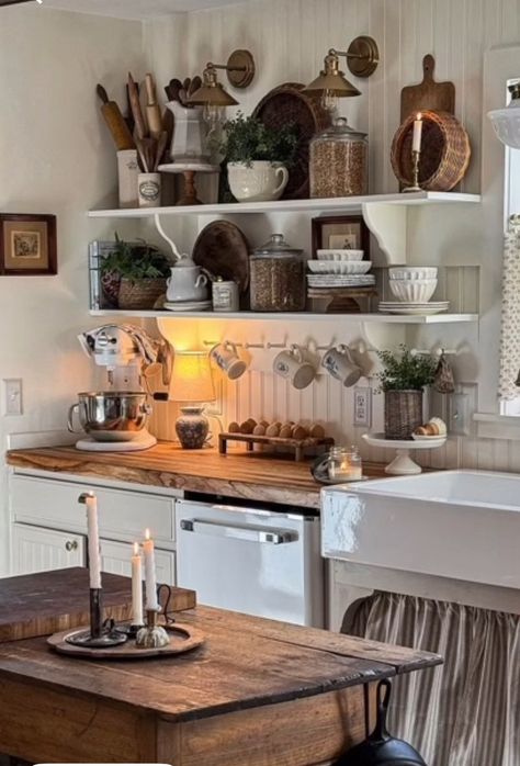 Sala Farmhouse, Kitchen Storage Solutions Organizers, Open Shelf Decor, Kitchen Shelf Inspiration, Kitchen Open Shelf, Open Pantry, Kitchen Countertop Decor, Vintage Shelving, Cottage Style Kitchen