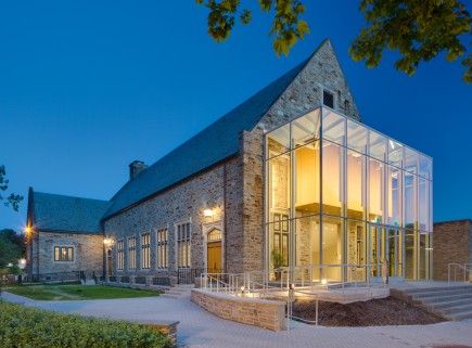 The modern glass entry addition provides an obvious contrast to the Butler Stone building with vertical proportions that respond to the  Gothic context utilizing standard construction.-Friends School of Baltimore Performing and Visual Arts Center Glass Addition To Historic Building, Old Building With Modern Addition, School Addition Architecture, Modern Gothic Architecture, Entry Addition, Historical Building Renovation, Glass Addition, Classical Building, Building An Addition