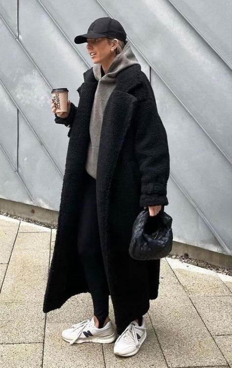 Long Teddy Coat Outfit, Black Teddy Coat Outfit, City Break Outfit Winter, Teddy Coat Street Style, New York City Outfits Winter, Black Teddy Coat, Teddy Coat Outfit, Fall Jackets Outfit, Long Teddy Coat