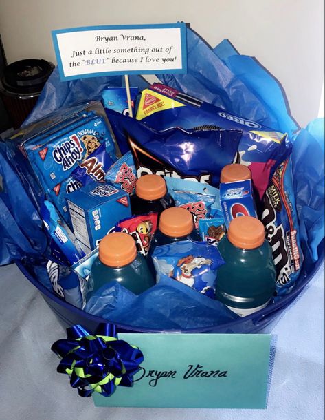 A thoughtful gift to give a significant orher our of the blue to remind rhem you are thinking about them. Something Out Of The Blue Gift Ideas, Blue Themed Baskets, Basket Of Blue Things, Cute Presents For Boyfriend Basket, Blue Basket Gifts, Gift Basket Ideas Blue Theme, Colorful Gift Basket Ideas, Blue Gifts For Best Friend, Basket Color Party