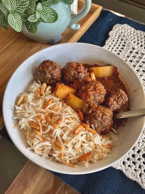 Lebanese Meatballs, Arabic Spices, Recipe Lebanese, Meatball Stew, Meatball Dishes, Middle Eastern Dishes, Meatball Ingredients, Beef Meatballs, Pomegranate Molasses